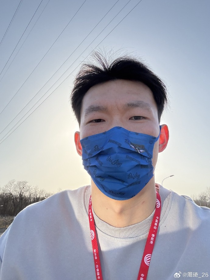悠閑！周琦騎京牌電動(dòng)車出行：太陽出來了 開京牌兜兜風(fēng)！
