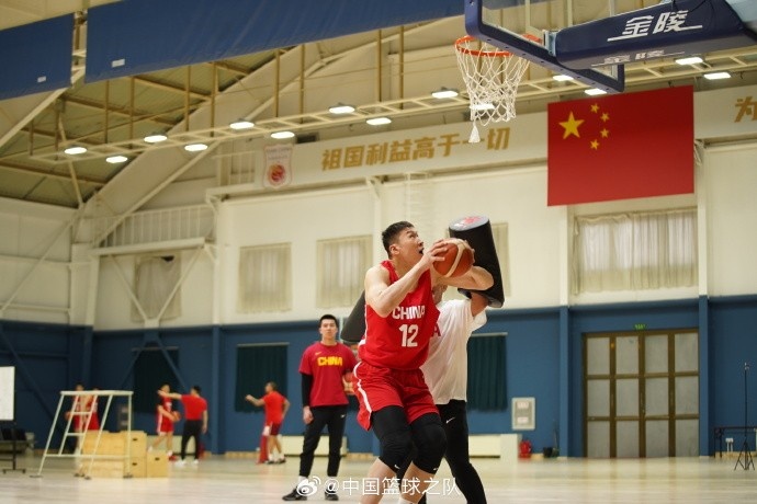 中國籃球之隊(duì)官博：大塊頭 大能量 祝李炎哲25歲生日快樂！