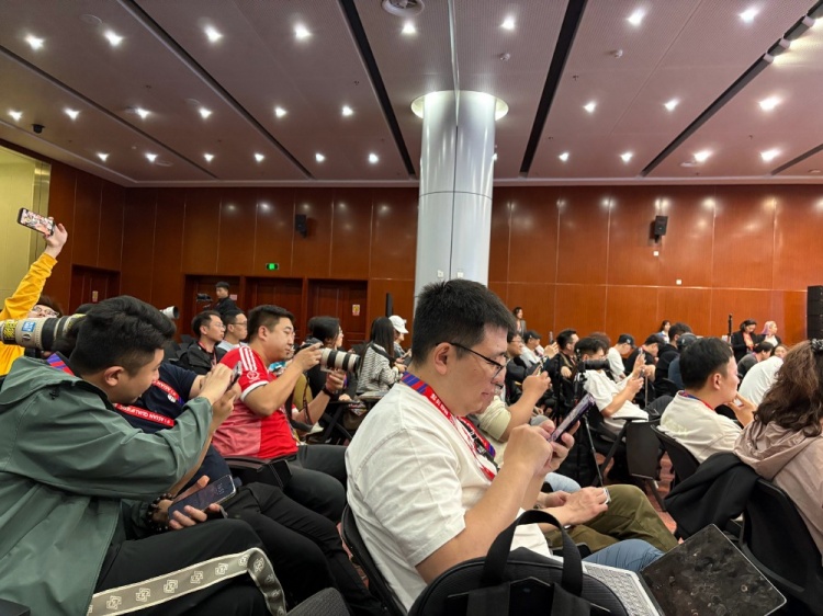 萬(wàn)眾矚目！記者擠滿國(guó)足賽前新聞發(fā)布廳，賽場(chǎng)記者預(yù)計(jì)超300人