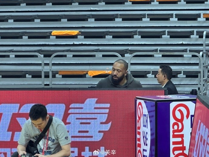 今晚不打？廣東主場迎戰(zhàn)廣廈 吉倫沃特一身便裝現(xiàn)身球館