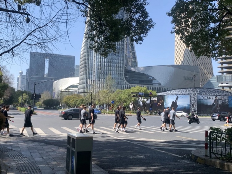心態(tài)放松，有網(wǎng)友拍到澳大利亞隊(duì)早上在萬象城citywalk