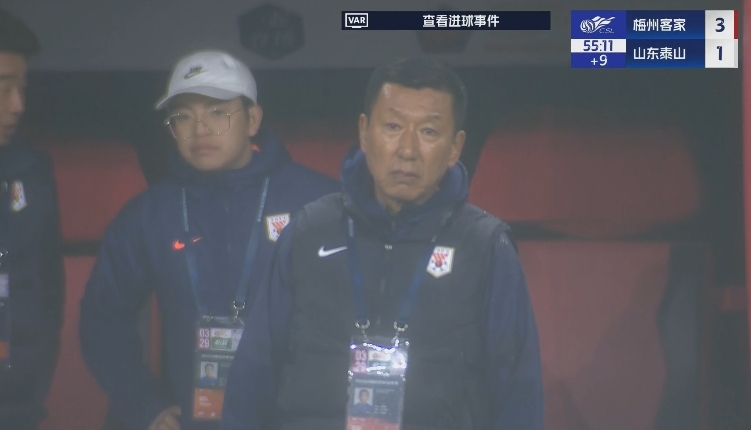 半場1-3落后遞補(bǔ)隊(duì)！場邊的崔康熙表情焦急