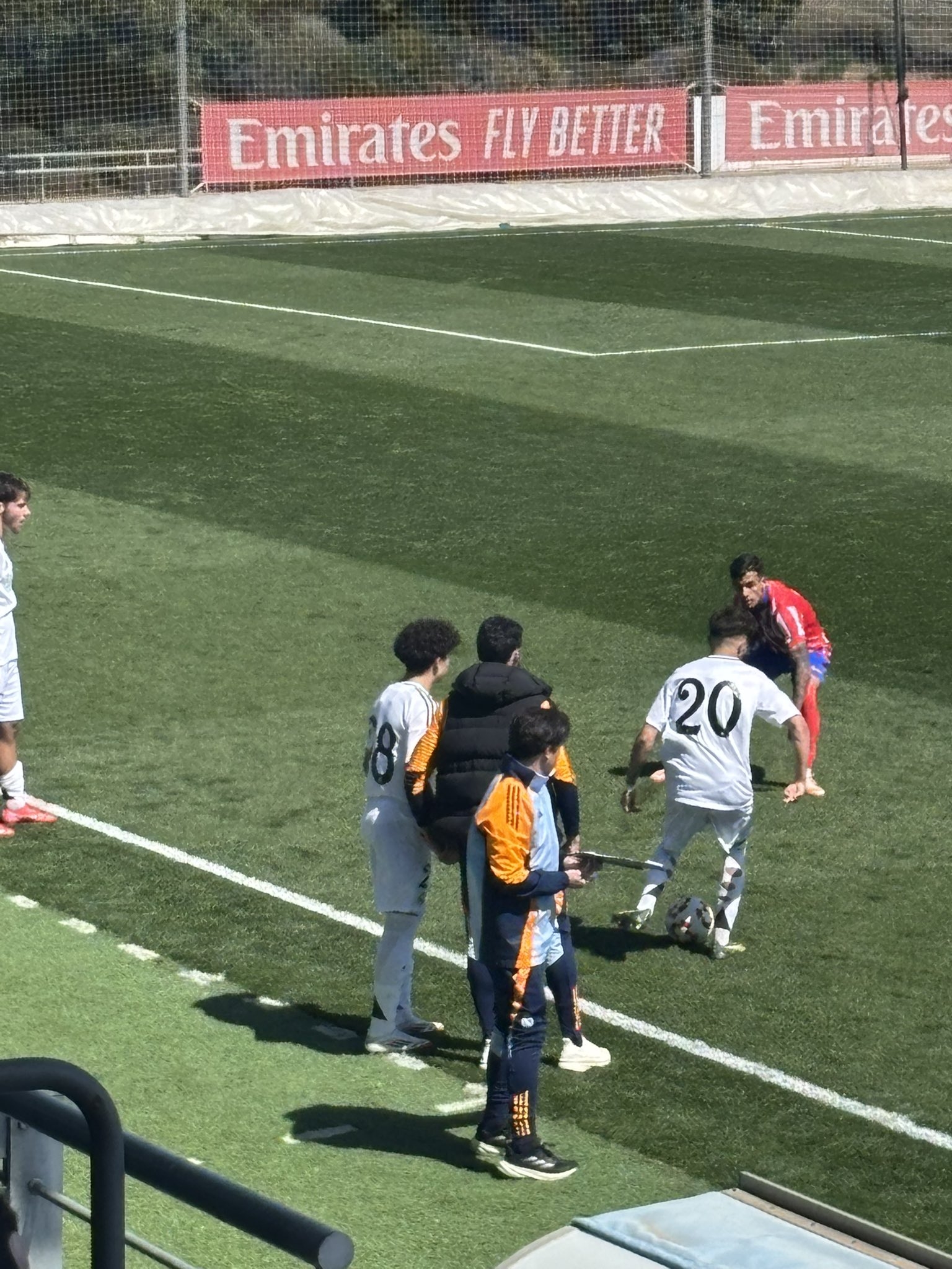 天賦滿滿！馬塞洛15歲兒子恩佐皇馬U19首秀，登場5分鐘腳后跟助攻