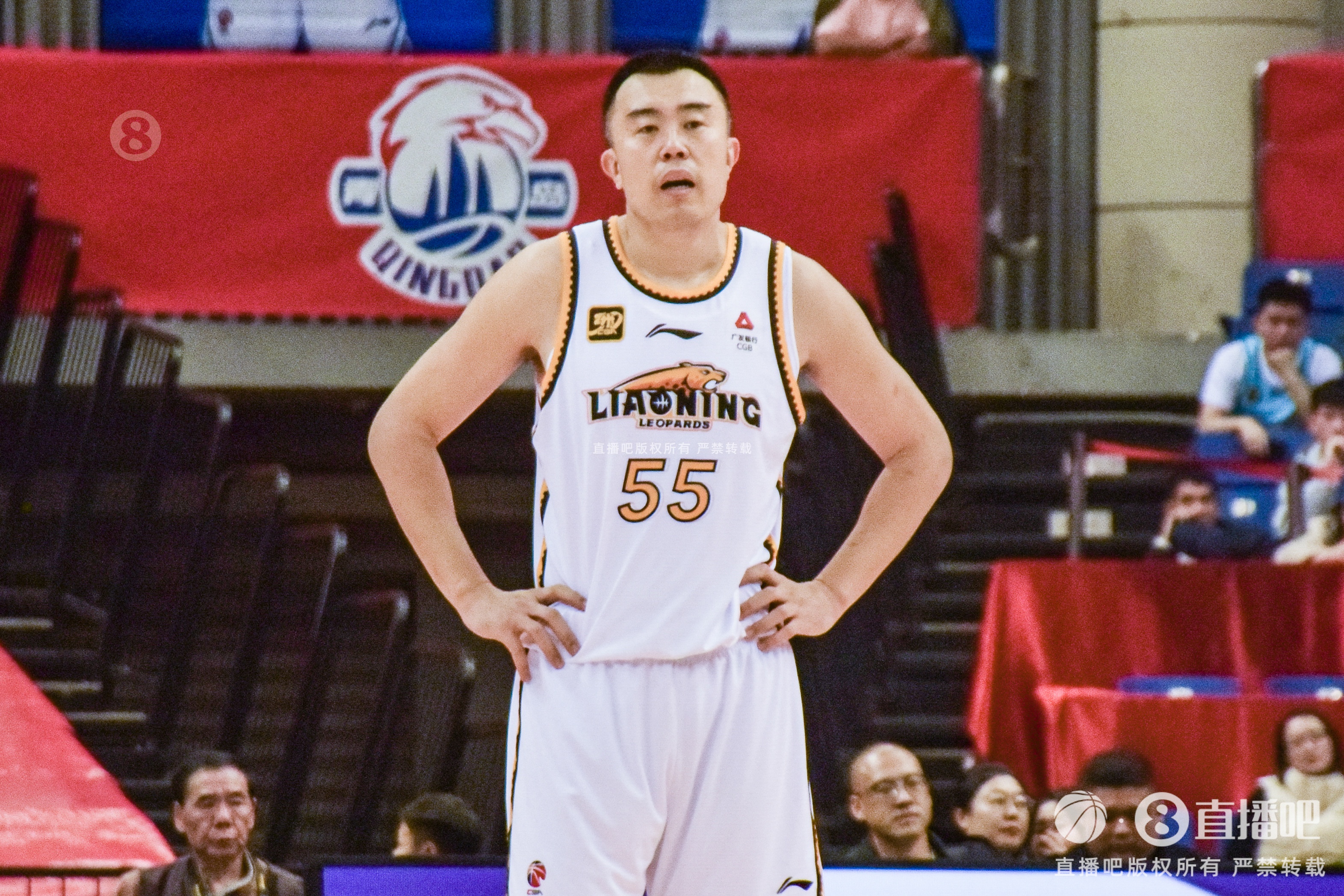 老將不容易！韓德君帶傷出戰(zhàn)半場6分鐘5犯 僅2板2助
