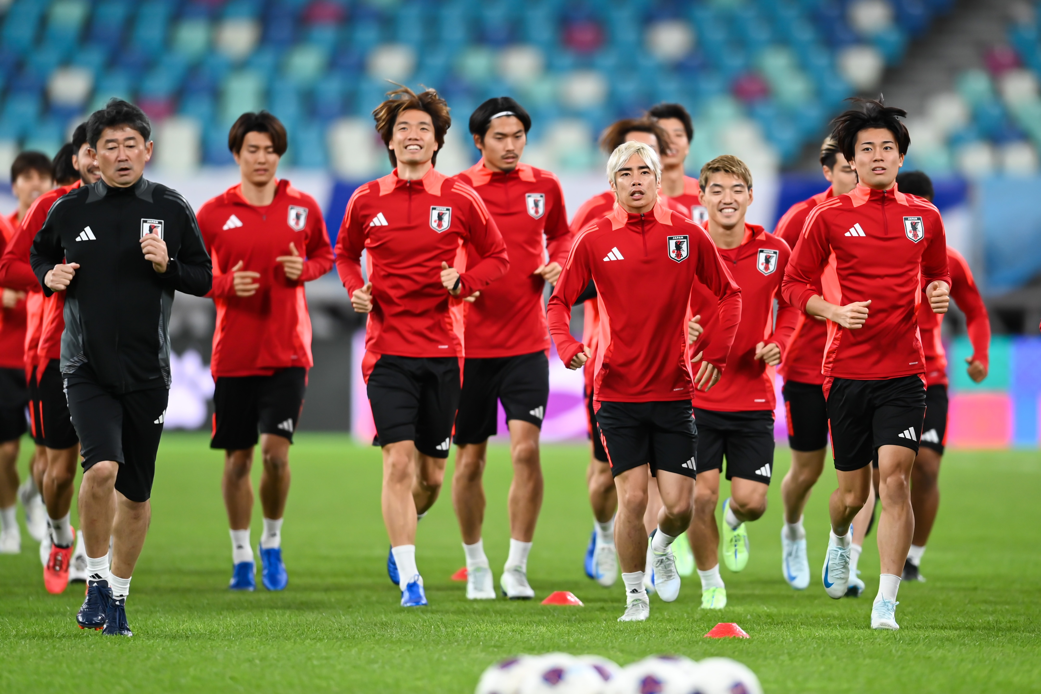 日媒：日本隊今日進行賽前一日踩場訓練，三笘薰和長友佑都缺席