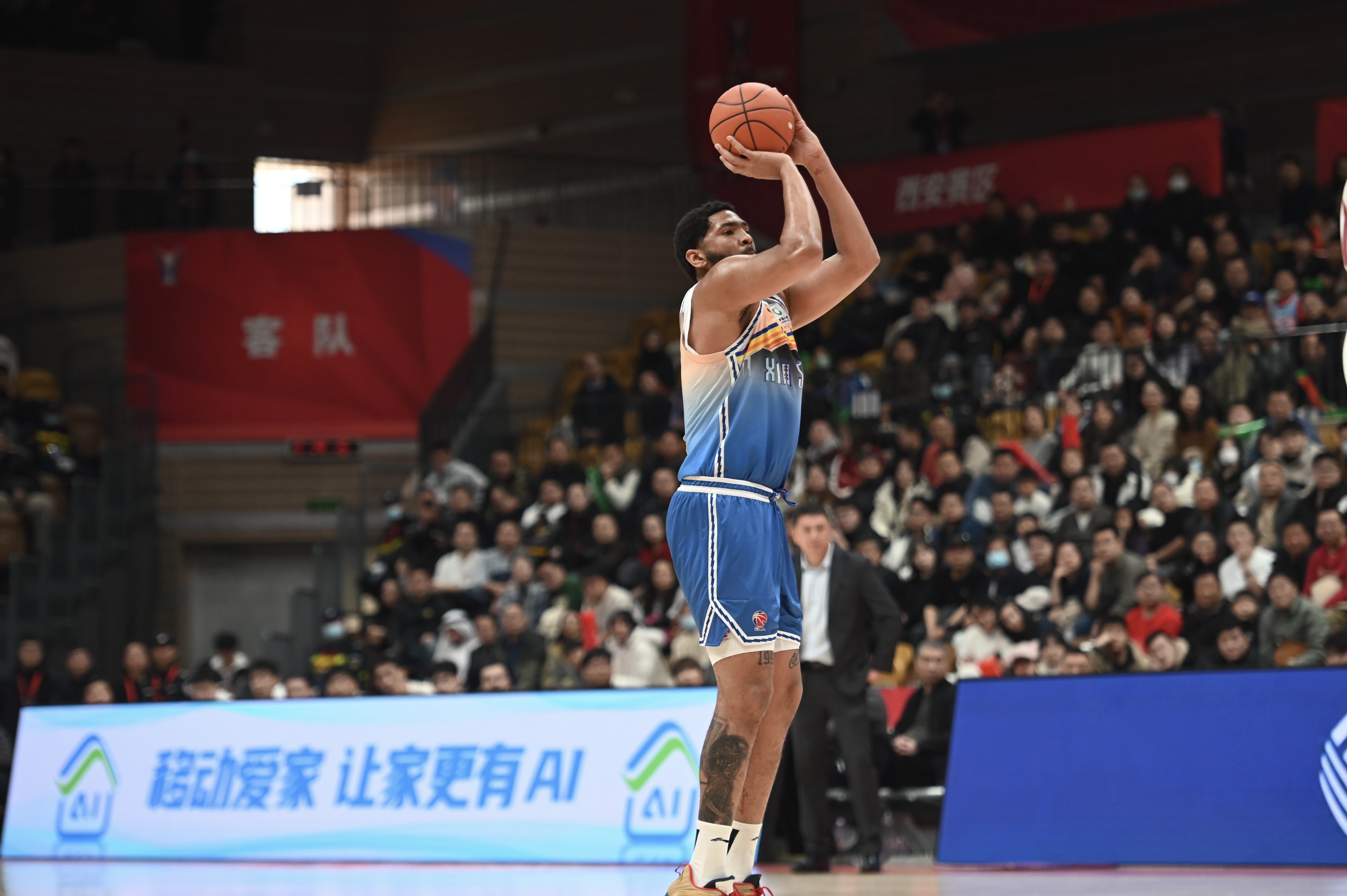 率先發(fā)力！新疆外援勞森首節(jié)7中5拿到11分 三分2中1